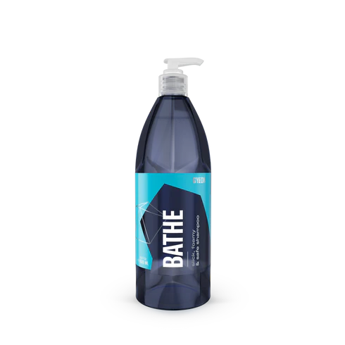 1L jug of GYEON Q²M Bathe, a highly lubricated car shampoo for maintenance washes and preserving ceramic coatings.