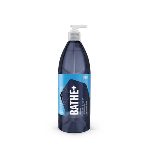 1L bottle of GYEON Q²M Bathe+ shampoo with SiO₂, designed to clean, boost gloss, and enhance water repellency in one step.