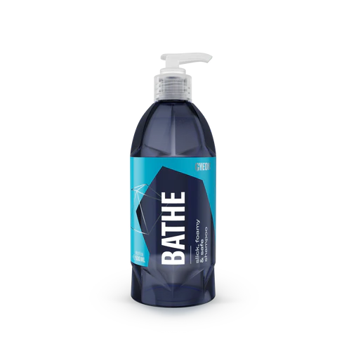500mL bottle of GYEON Q²M Bathe shampoo for gentle vehicle washing and maintaining paint protection.