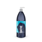 1L jug of GYEON Q²M Bathe, a highly lubricated car shampoo for maintenance washes and preserving ceramic coatings.